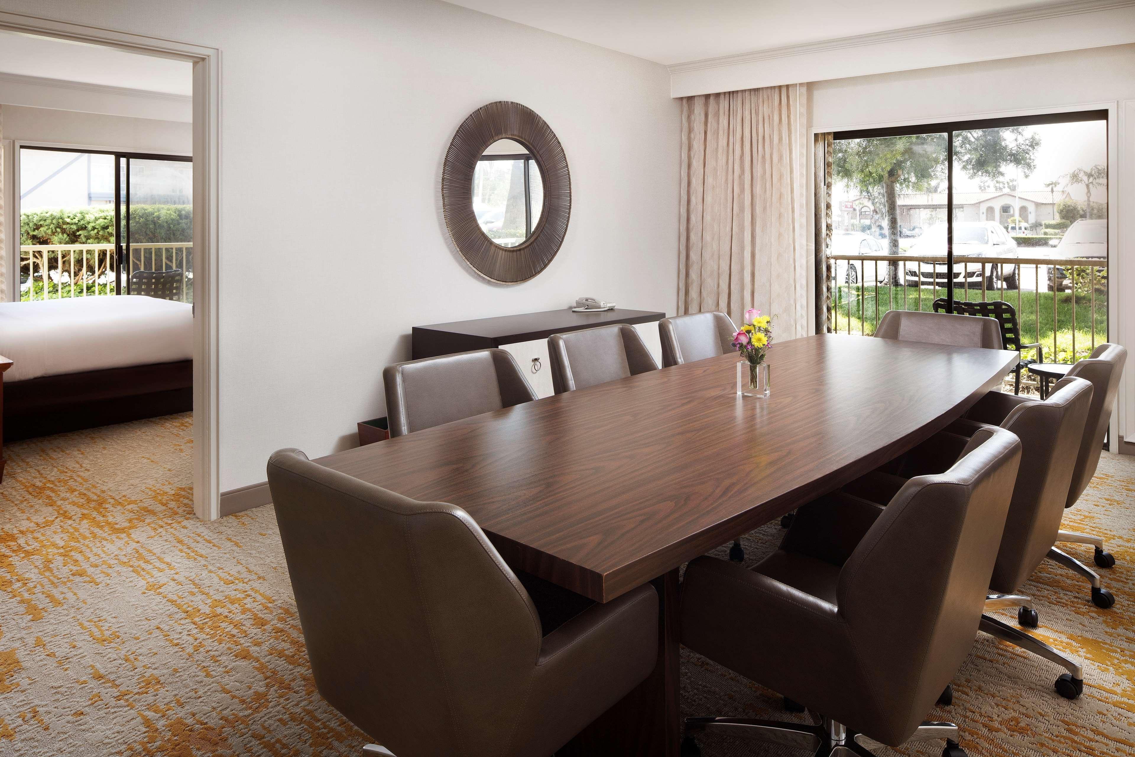 Doubletree By Hilton Ontario Airport Hotell Exteriör bild