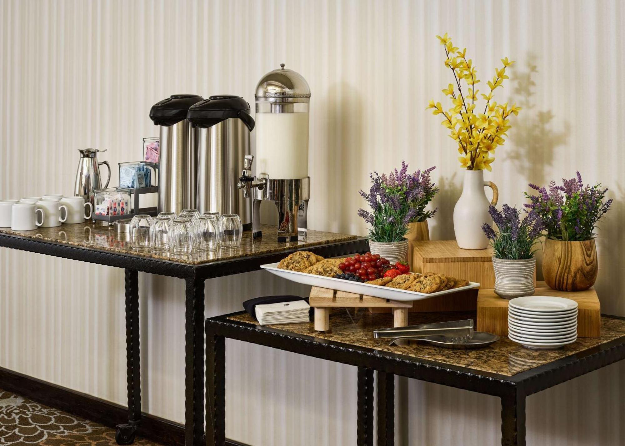 Doubletree By Hilton Ontario Airport Hotell Exteriör bild