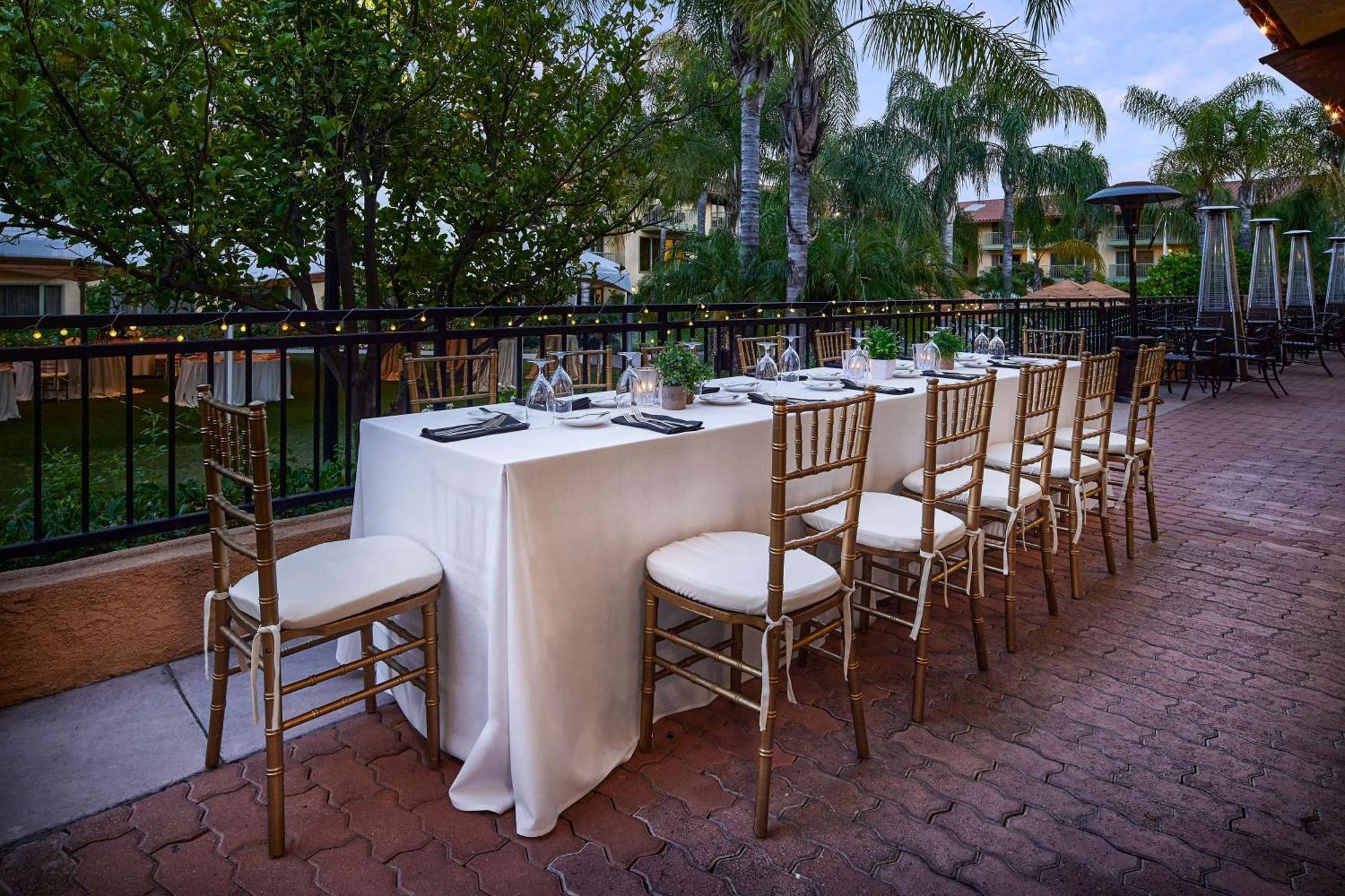 Doubletree By Hilton Ontario Airport Hotell Exteriör bild
